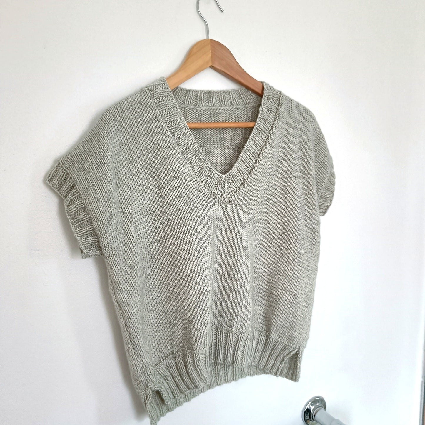 Easy Summer Top Knitting Pattern - Prato Fiorito Tee - King & Eye