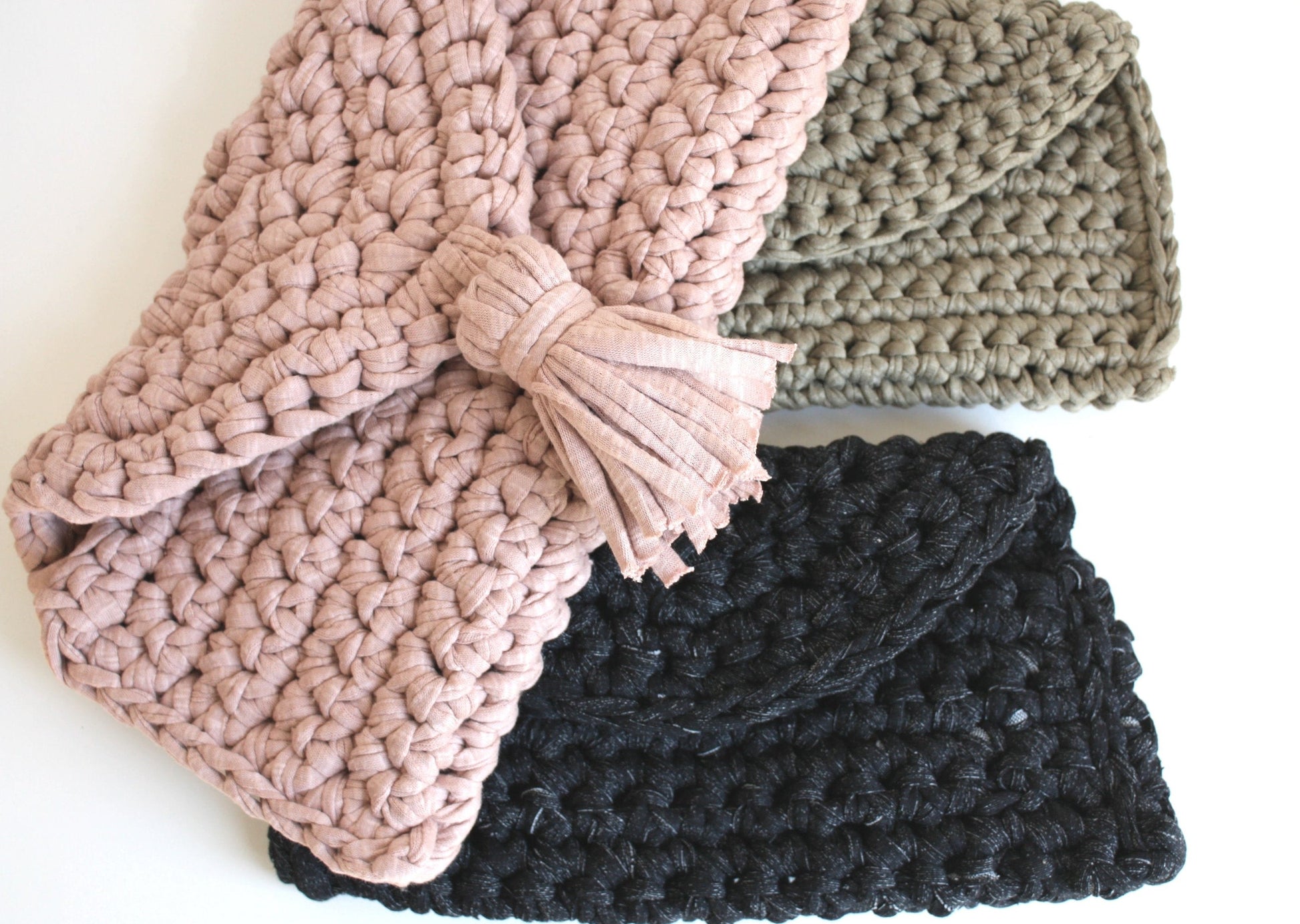 Easy Crochet pattern - Oversized T Shirt Yarn Clutch Bag - King & Eye