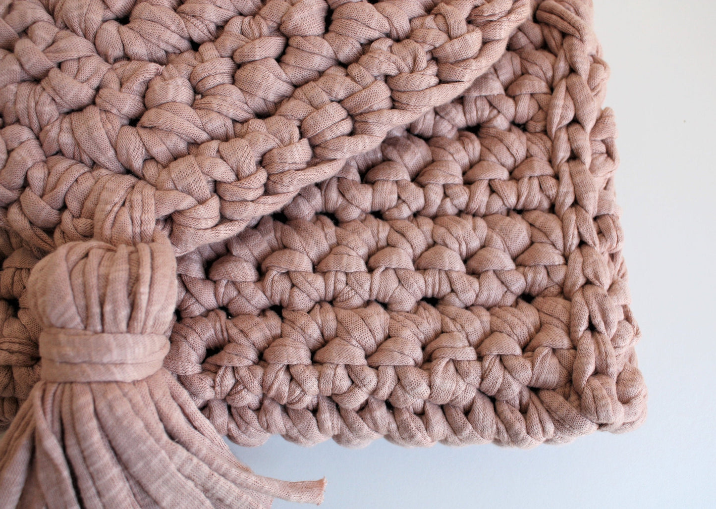 Easy Crochet pattern - Oversized T Shirt Yarn Clutch Bag - King & Eye