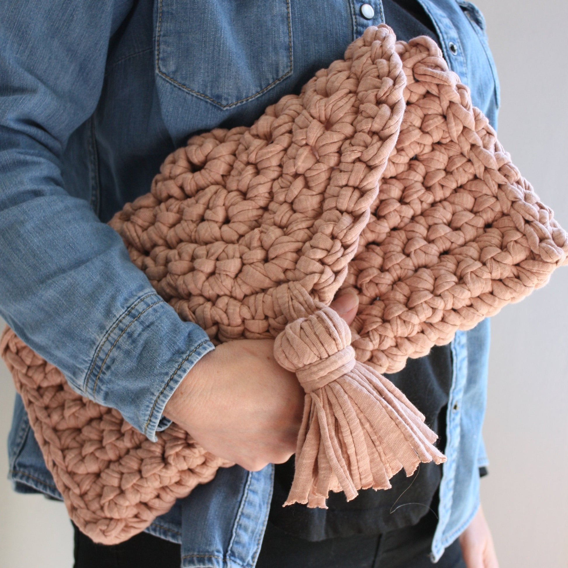 Easy Crochet pattern - Oversized T Shirt Yarn Clutch Bag - King & Eye