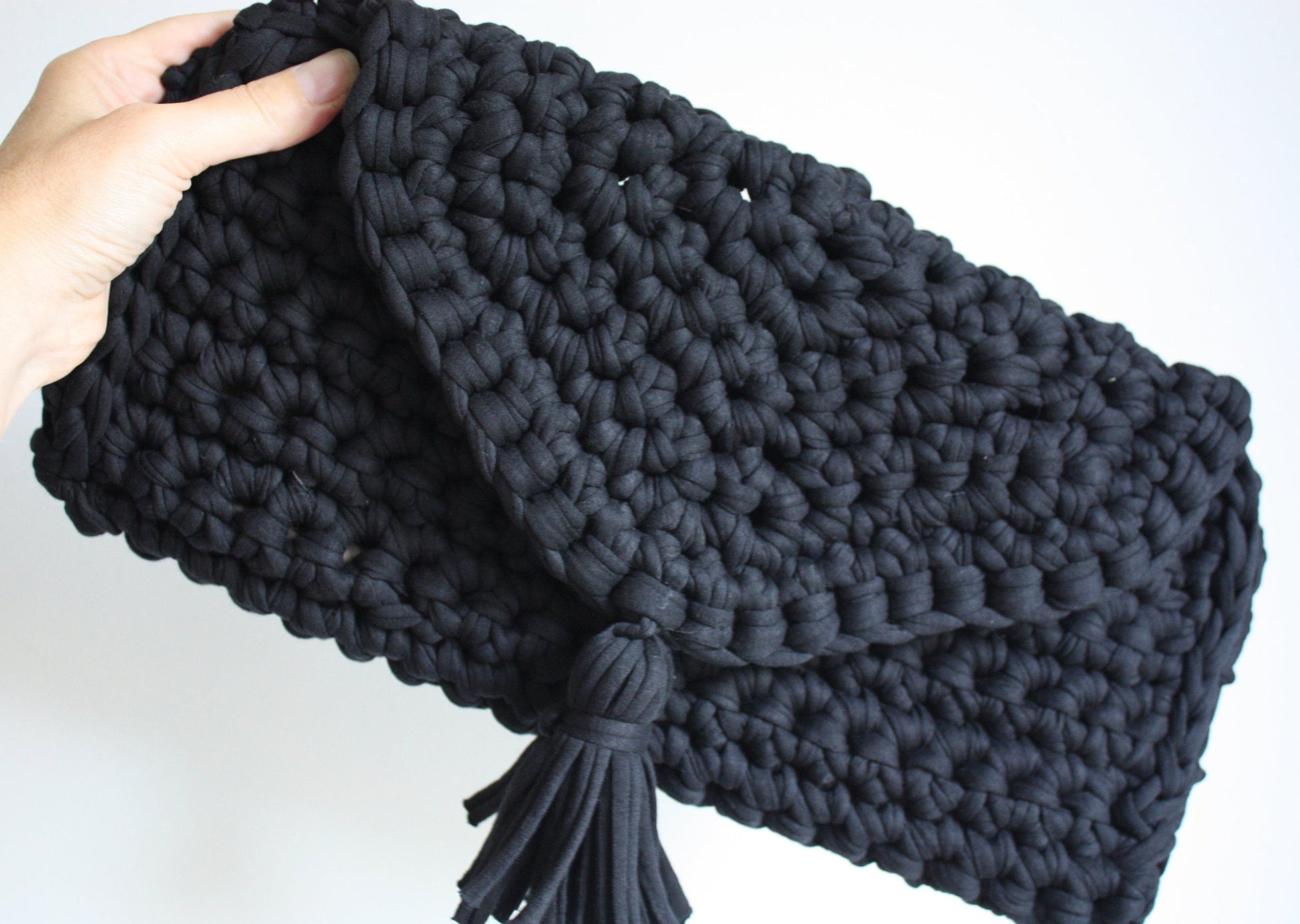 Easy Crochet pattern - Oversized T Shirt Yarn Clutch Bag - King & Eye