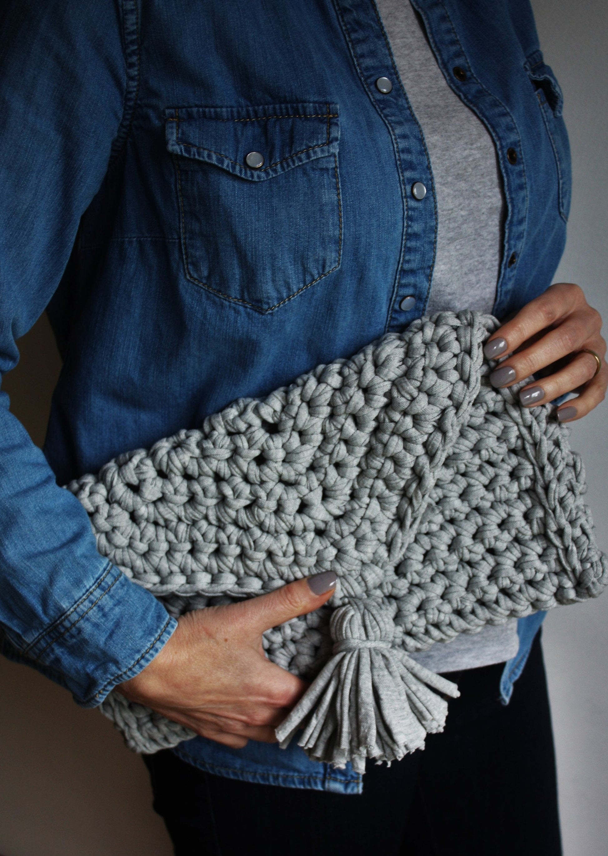 Easy Crochet pattern - Oversized T Shirt Yarn Clutch Bag - King & Eye