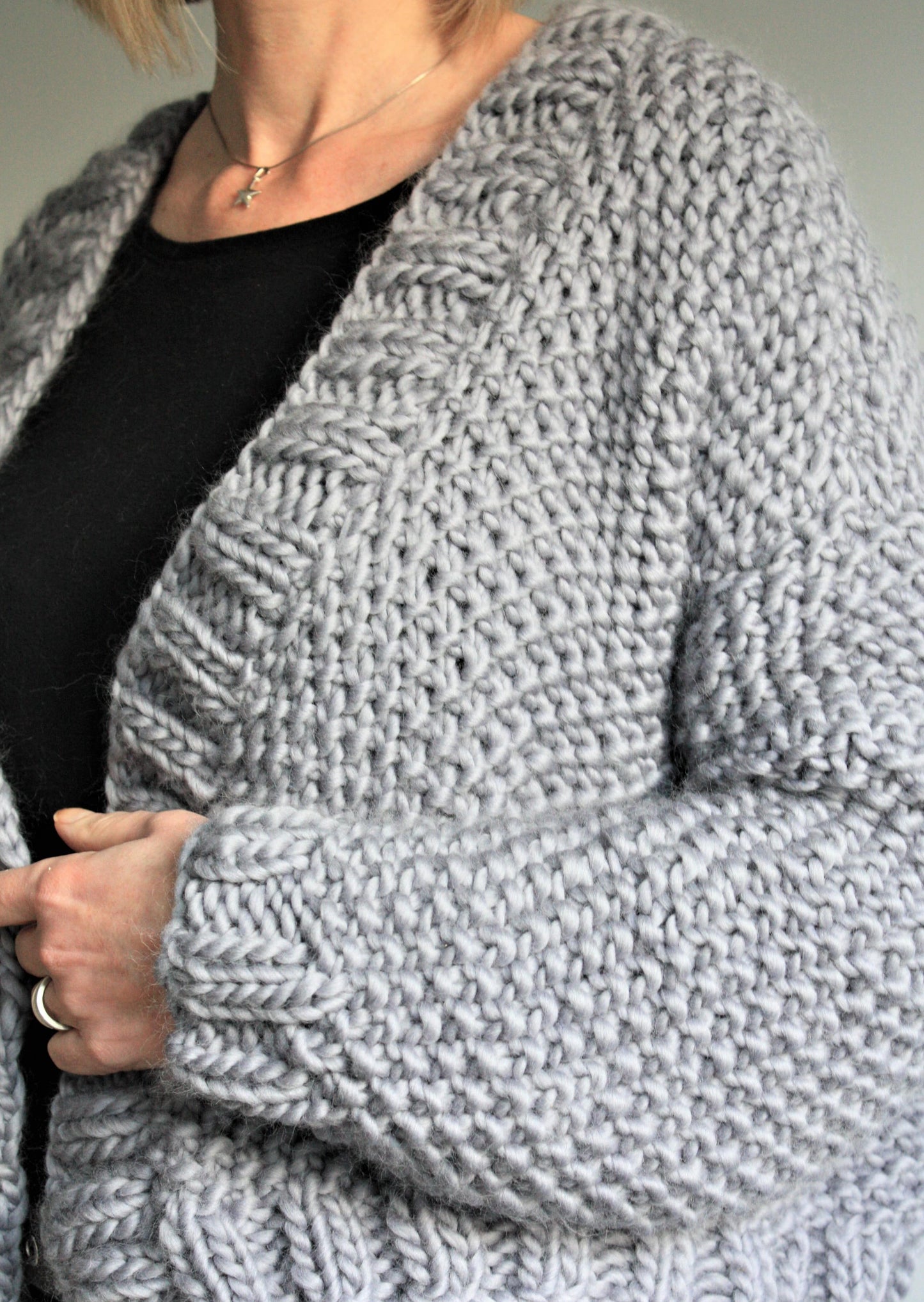 Easy Knitting Pattern - Chunky Knit Moss Stitch Cropped Cardigan | Mosscrop Cardigan - King & Eye