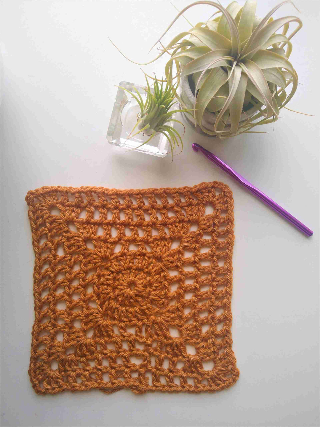 Easy Double Crochet Granny Square (Free Crochet Pattern) - King & Eye