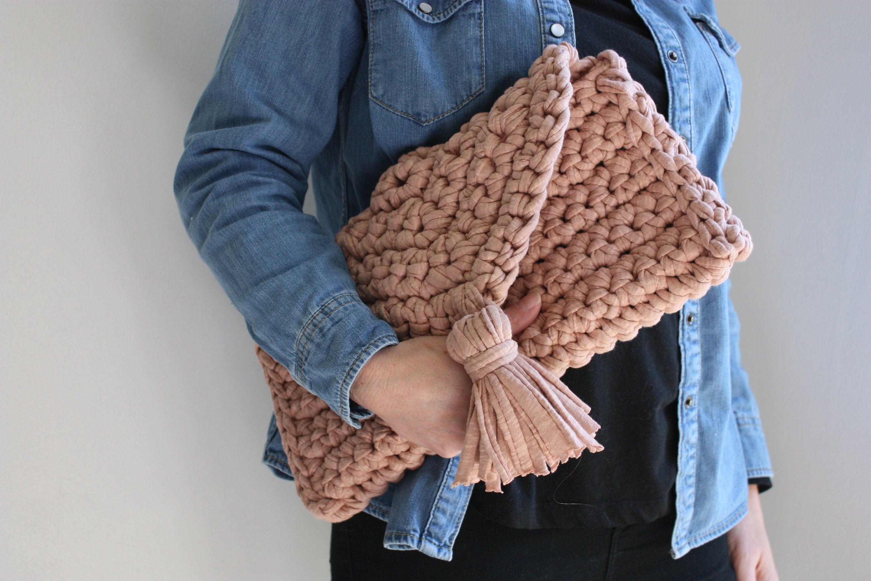 T-SHIRT YARN CLUTCH – FREE crochet pattern | Swecraftcorner