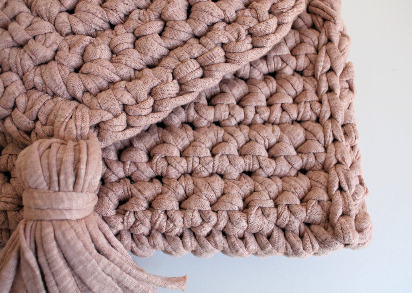 T-SHIRT YARN CLUTCH – FREE crochet pattern