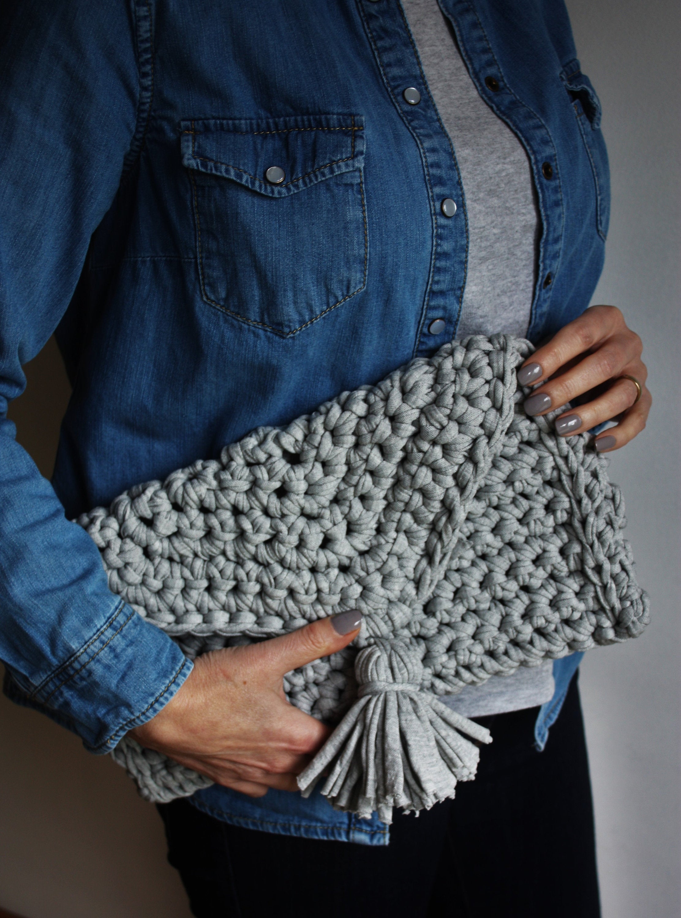 Easy Crochet pattern - Oversized T Shirt Yarn Clutch Bag – King & Eye